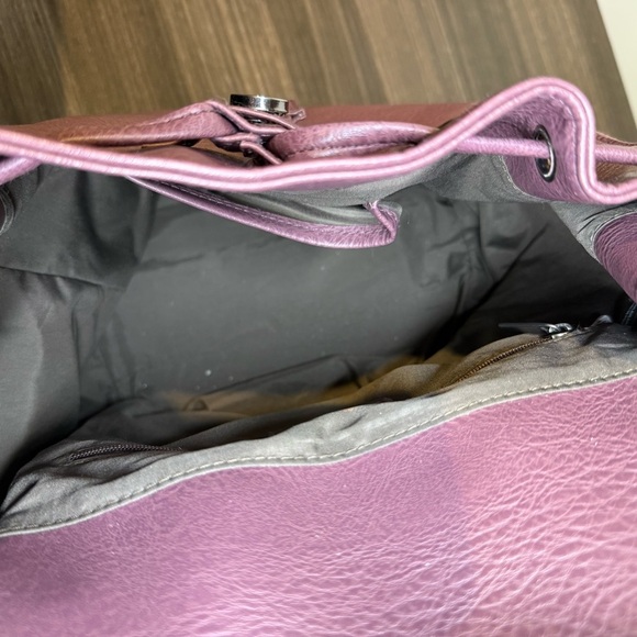 Matt & Nat | Burgundy/Plum vegas leather small Backpack adjustable straps magnet - Picture 3 of 5